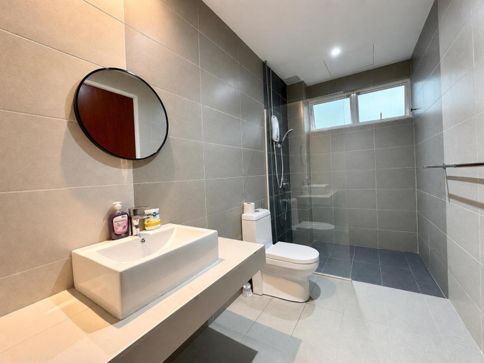 Bathroom 4, BNB Luxe Homestay @ Rawang (pool, 18 pax), Gombak