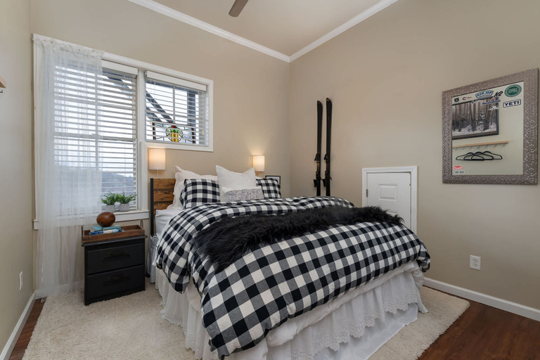 Room 4, 5 Min to Hatley Pointe Hot Tub Games Dog Friendly, Madison