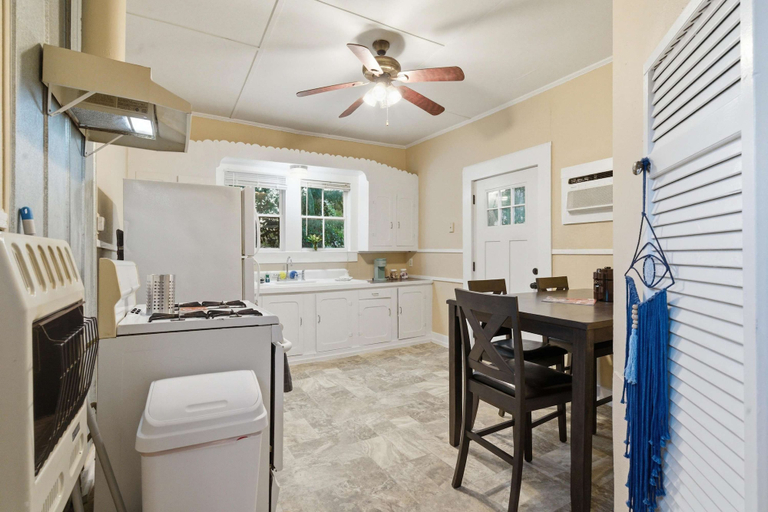 Room 4, Cozy 1BR Cottage w Kitchen Laundry, Lafayette