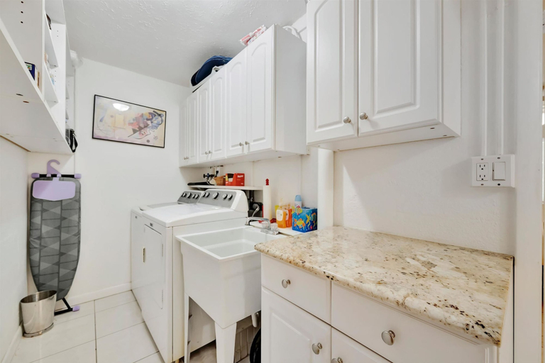 Room 3, Coastal Home w Hot Tub Firepit and Music Lounge, Sarasota