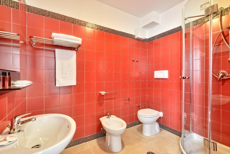 Bathroom 5, Mareluna, Salerno