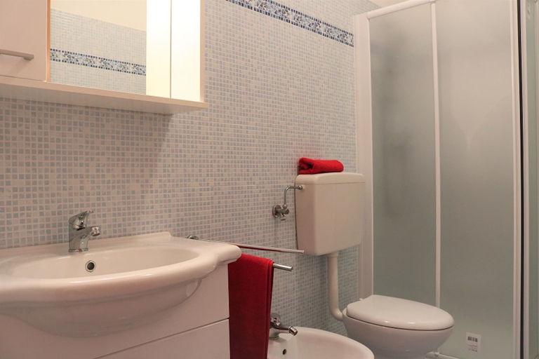 Bathroom 2, Lovely Flat With Patio, Venezia