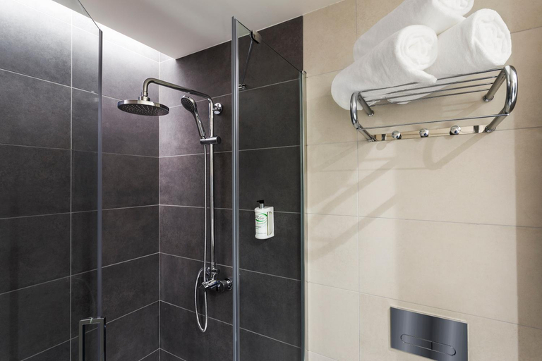 Bathroom 4, B&B Hotel Lisboa Aeroporto, Loures