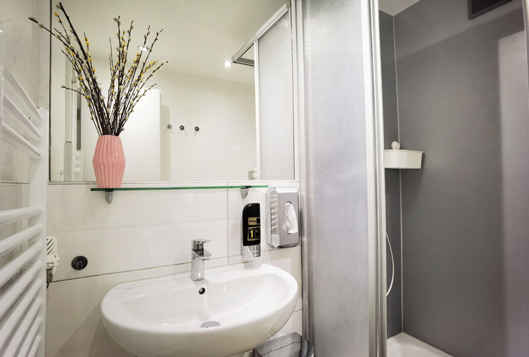Bathroom 5, Hotel Italia, München