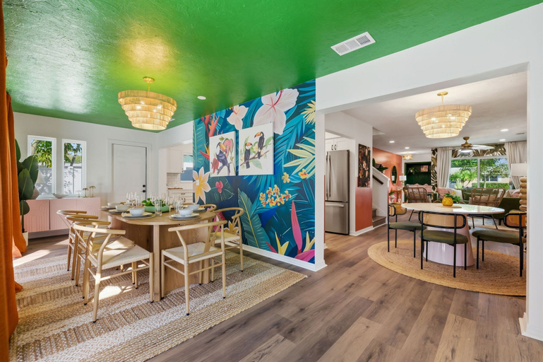 Room 4, Epic Backyard - Pool - Hot Tub - Outdoor Theatre, Manatee