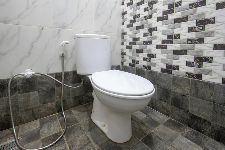 Bathroom, OYO 93440 Warde Hotel Near Sae Restaurant, Lombok