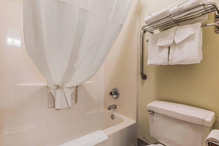 Bathroom 4, Quality Inn Sycamore - DeKalb, De Kalb
