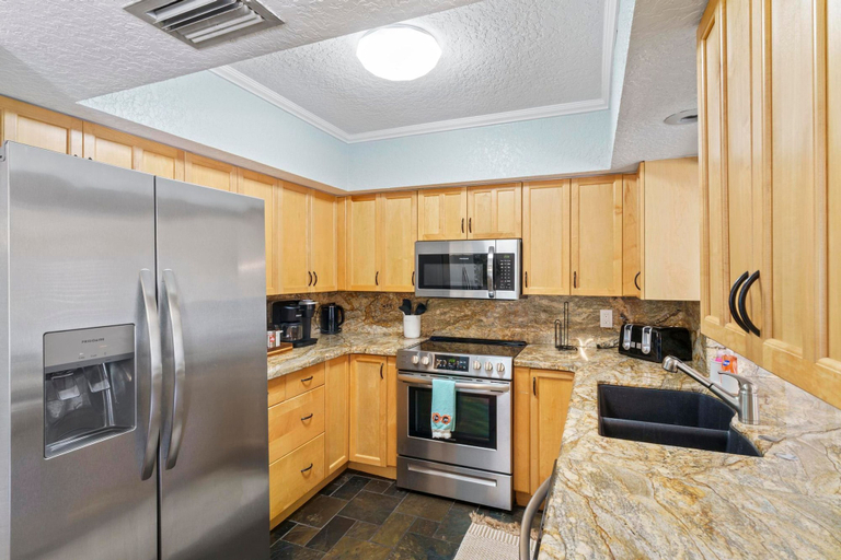 Room 4, 2 Miles to Beach Pool Cabana Pool Table, Broward