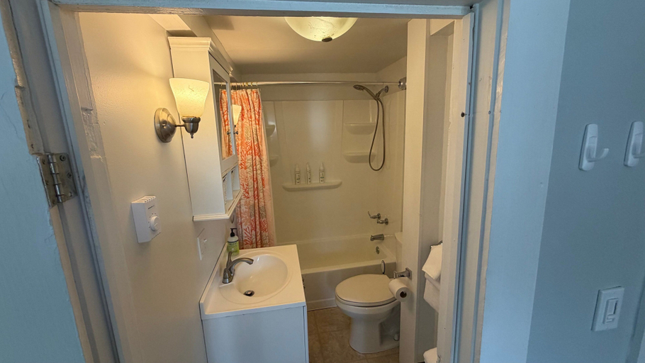 Bathroom 3, 36 Main, Hancock
