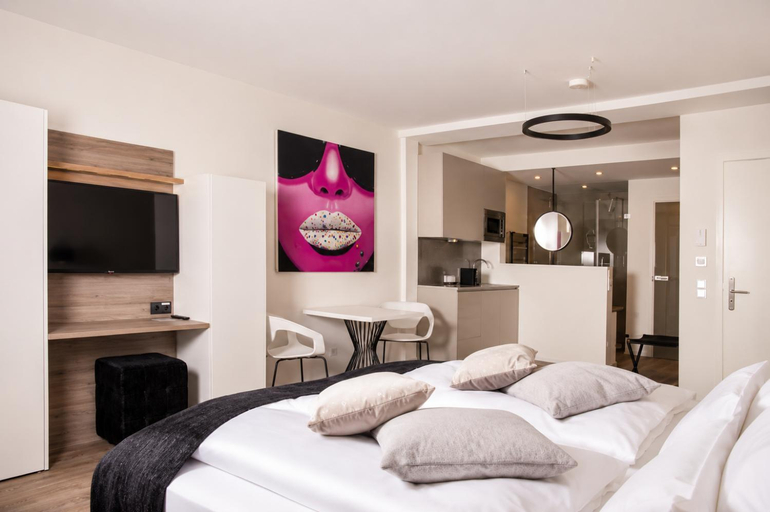 Bedroom 2, The Faces - Berlin, Berlin