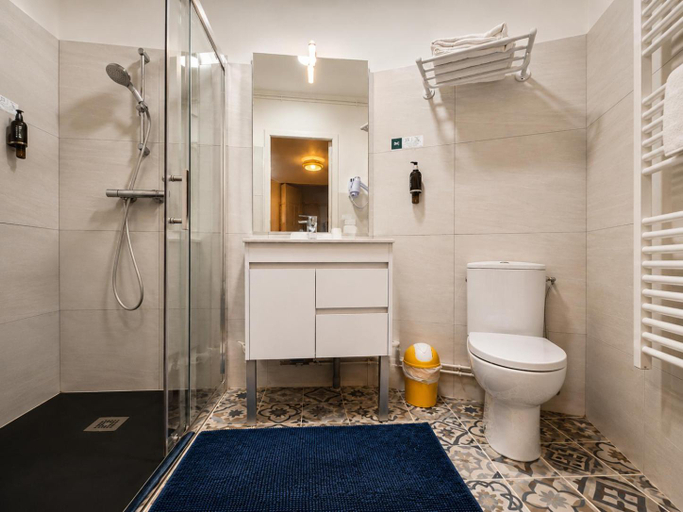 Bathroom 5, Logis Hotel Au Croissant, Indre