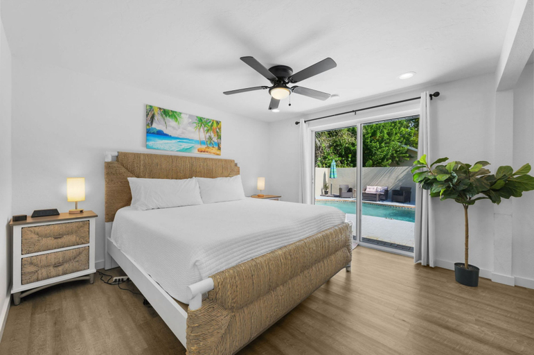 Room 5, Sleeps 6 Private Pool Fire Pit Game House, Sarasota