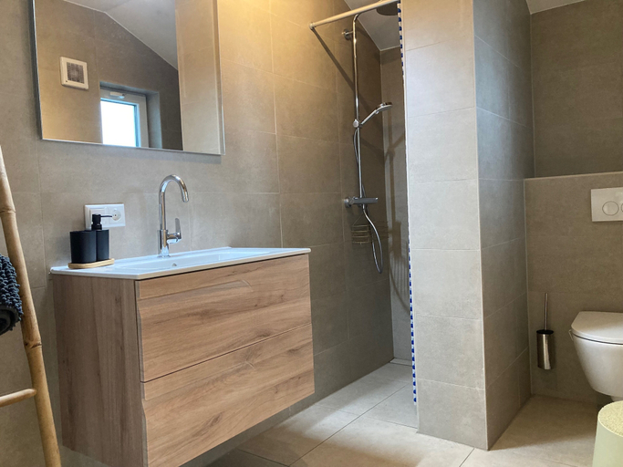 Bathroom 5, 5-person Chalet La Cabana by the Water With Parking Space, Dongeradeel