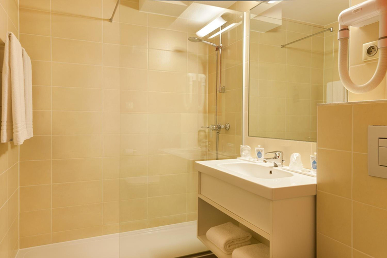 Bathroom, Kyriad Strasbourg Sud-Lingolsheim, Bas-Rhin