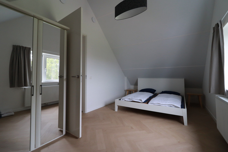 Room 5, Private Bungalow With Jetty for 6, Wûnseradiel