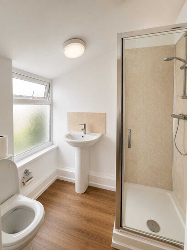 Bathroom 4, Cardiff Inner City Centre Guesthouse, Cardiff