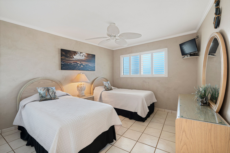 Room 4, Menehune Shores, #609 2 Bedroom Condo, Maui