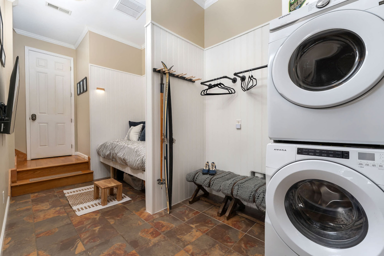 Room 2, 5 Min to Hatley Pointe Hot Tub Games Dog Friendly, Madison
