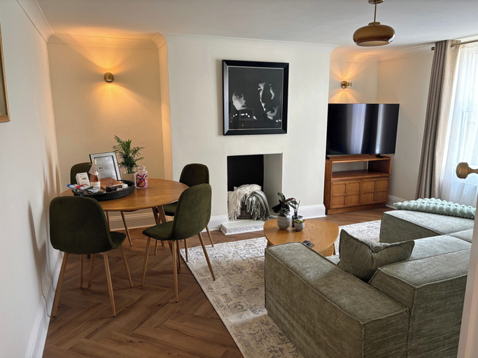 Living area, 1 Bed - Sleeps 2 - Near Beach - Parking, East Sussex