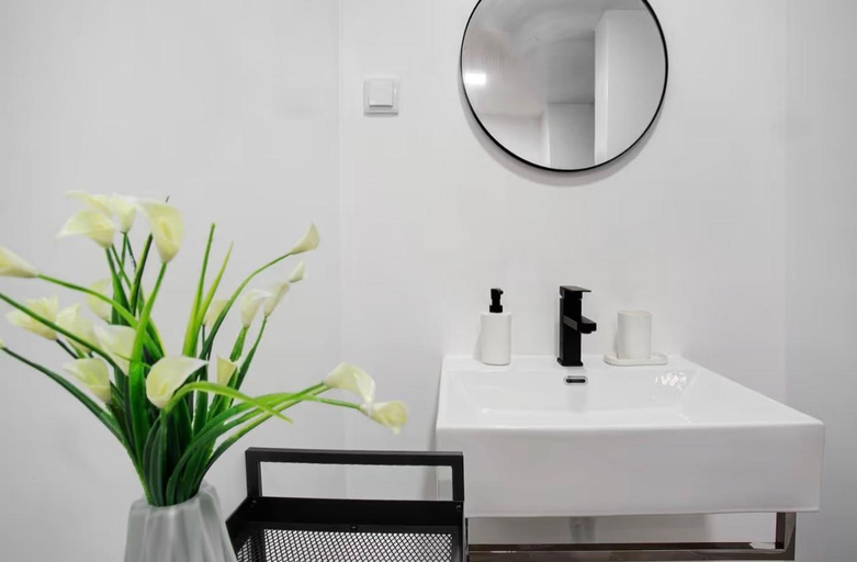 Bathroom 5, BabosasCharm, Funchal