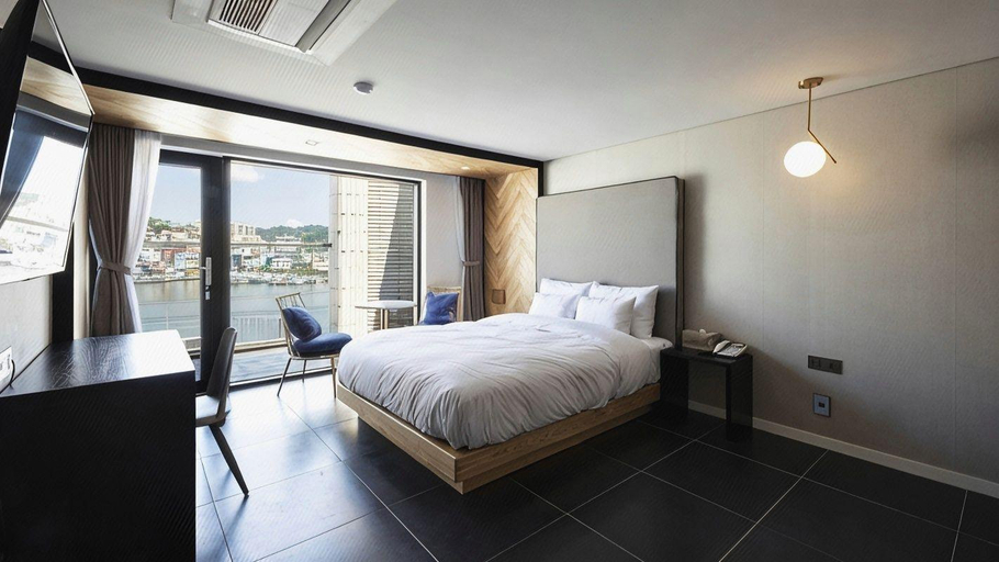 Bedroom 2, Tongyeong Hangnam Brown Dot, Tongyeong