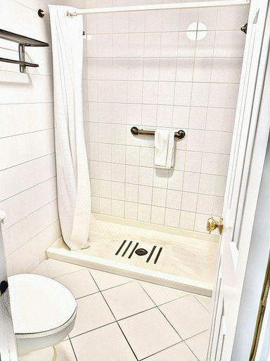 Bathroom 3, Downbeach Inn, Atlantic