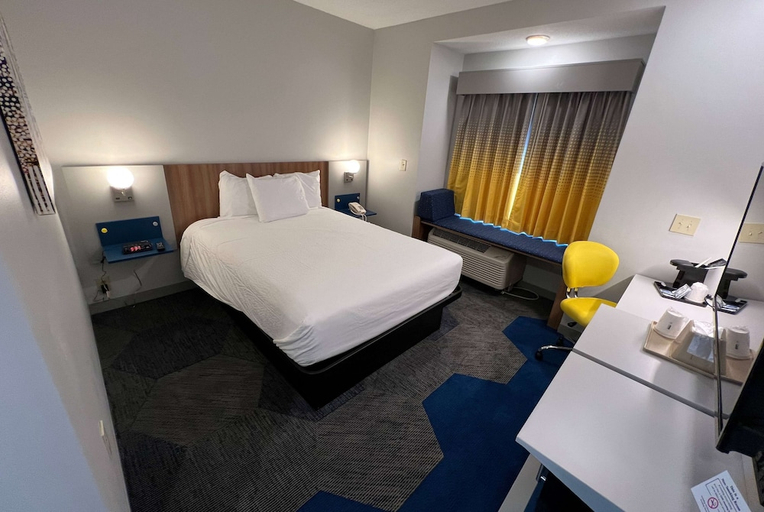 Bedroom 1, Microtel Inn And Suites Charlotte Northlake, Mecklenburg