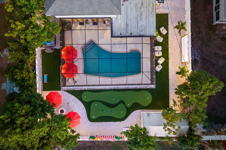 Room 2, Epic Backyard - Pool - Hot Tub - Outdoor Theatre, Manatee