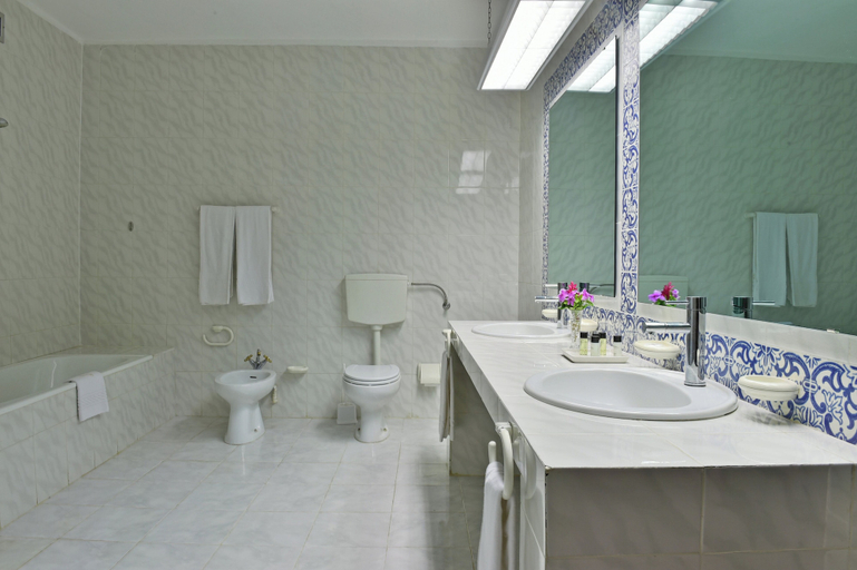 Bathroom 4, Miramar São Tomé, Água Grande