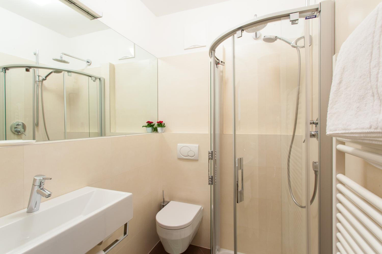 Bathroom 5, Weingarten, Bolzano