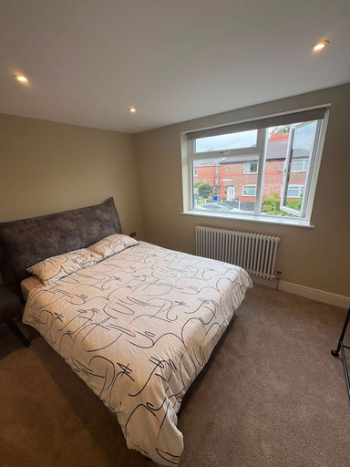 Room 4, 3 Bedroom House With Garden in Manchester, Manchester