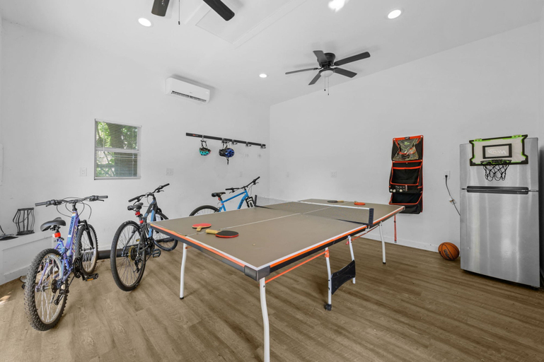 Room 2, Sleeps 6 Private Pool Fire Pit Game House, Sarasota
