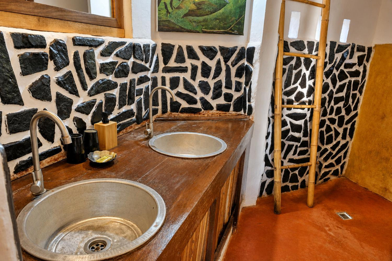 Bathroom 3, Floraly Komba Hotel - Nosy Komba, Diana