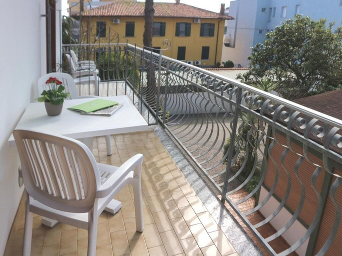 Balcony 5, Practical One-bedroom Flat for 3 Guests in Lignano, Udine