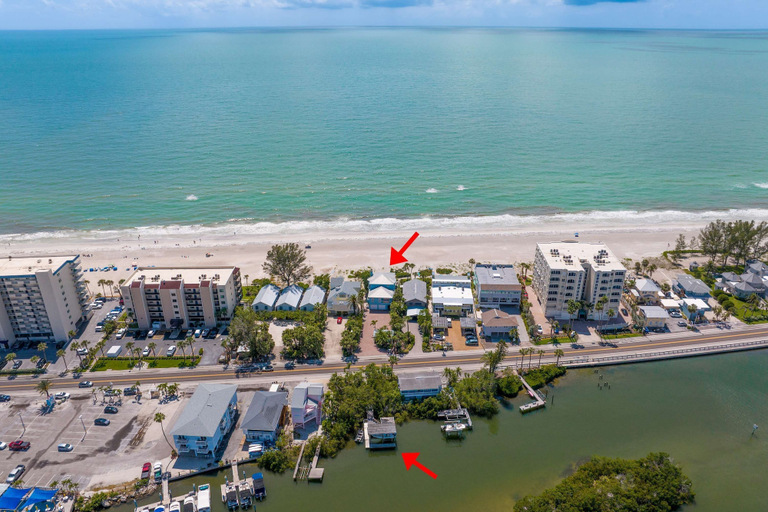Room 4, Walks on the Shores Private Beach Front Access, Pinellas