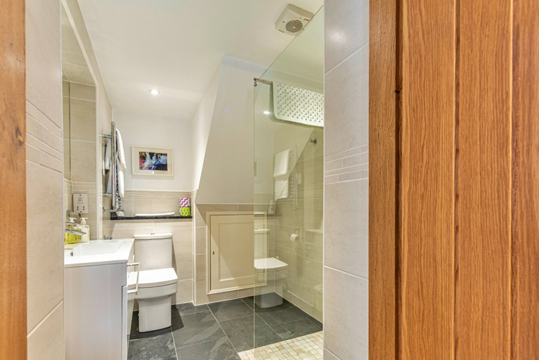 Bathroom 3, Romantic North Wales Meadow Cottage, Denbighshire