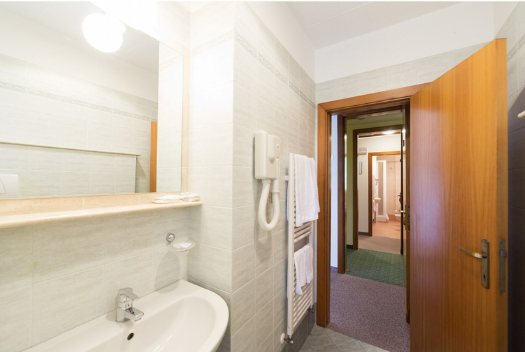 Bathroom 5, Pennile, Ascoli Piceno
