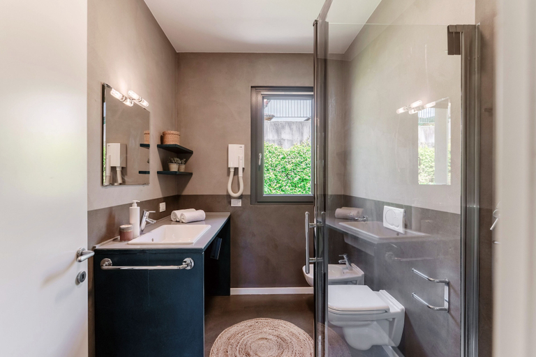 Bathroom 3, Lake's Dream, Como