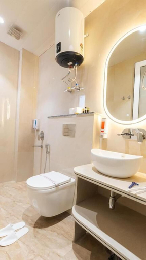 Bathroom, Hotel Palash, Gautam Buddha Nagar