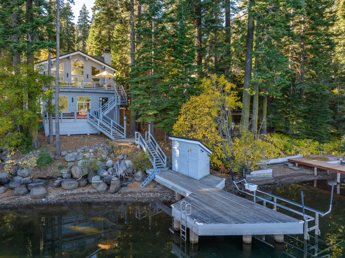Room 4, Luxury Lakefront 5 Br Home Hot Tub Arcade, Nevada