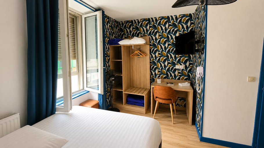 Bedroom 3, Logis Hotel Au Croissant, Indre