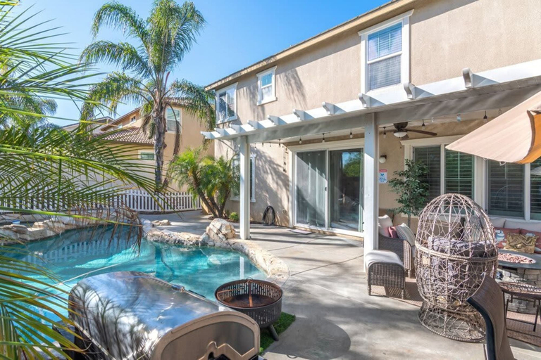 Room 3, Minutes to Wineries Outdoor Oasis Pool Table, Riverside