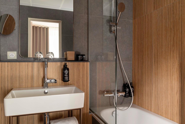 Bathroom 4, Hotel Le Cardinal, Paris