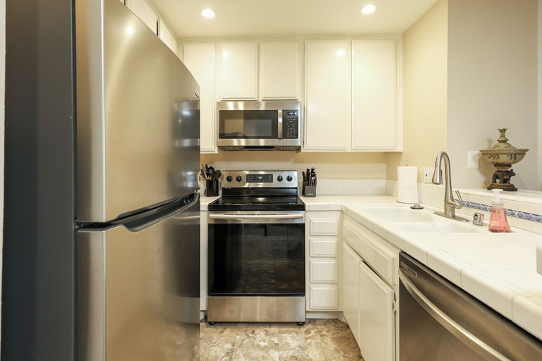 Private kitchen 5, Enjoy Beautiful Views in This New One Bedroom Unit, San Diego
