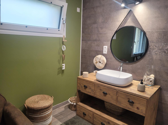 Bathroom 2, Baune, Sarthe