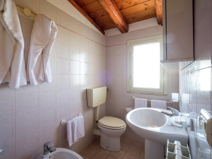 Bathroom 2, Holiday Home in Sciacca with Garden, Swimming Pool, Parking, Agrigento