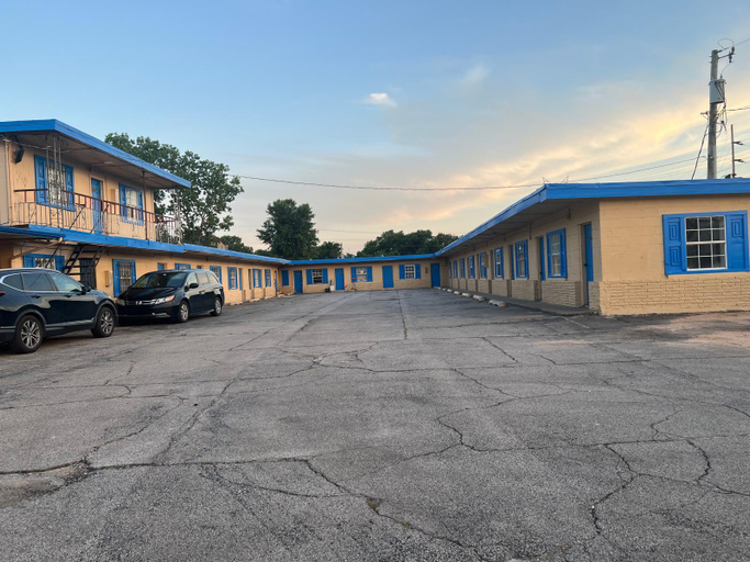 Parking lot, Holiday Motel Tulsa OK, Tulsa