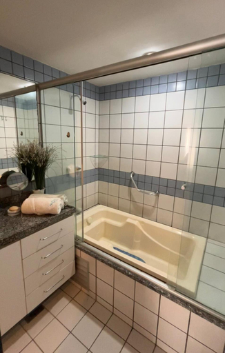 Bathroom 3, Flat no Iate Plaza Hotel, Fortaleza