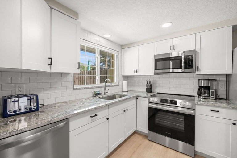 Room 5, 3 Miles to Honeymoon Island Firepit Pool, Pinellas
