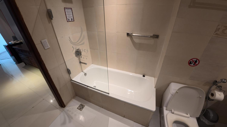 Bathroom 5, Gran Hotel Santa Cruz, Andrés Ibáñez